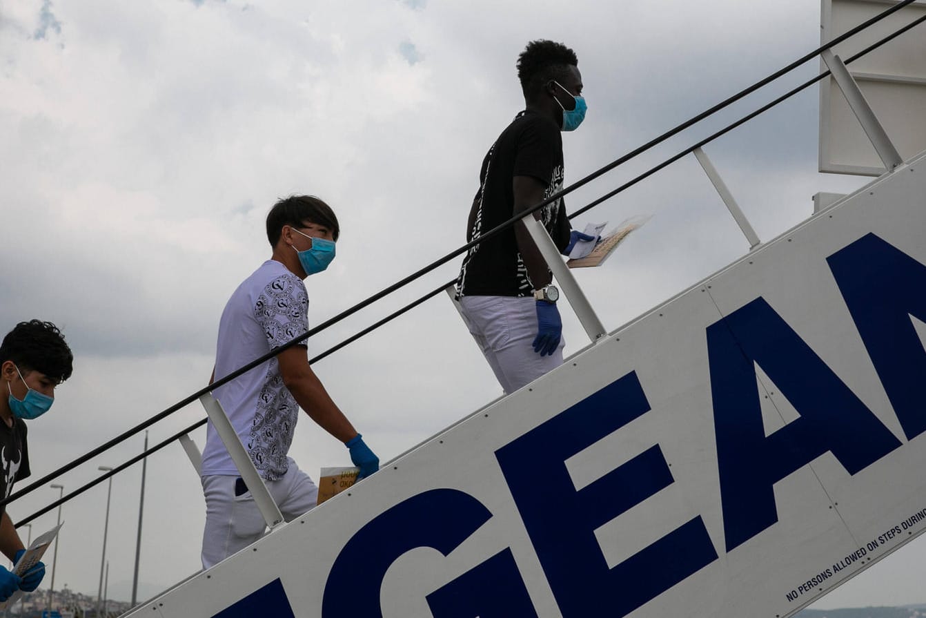 Junge Flüchtlinge besteigen ein Flugzeug in Athen: Diese Gruppe ist vor wenigen Tagen nach Portugal gereist, am Freitag startete eine andere Richtung Deutschland.