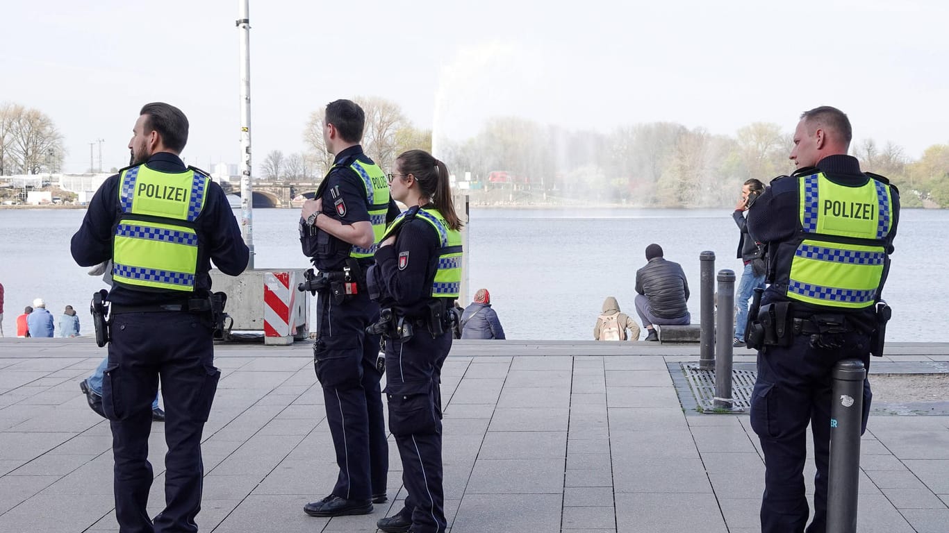 Polizisten sind bei einem Streifgang zur Einhaltung der Corona-Regeln am Jungfernstieg unterwegs: In Hamburg ist die Zahl der Bewerber bei der Polizei deutlich gestiegen.