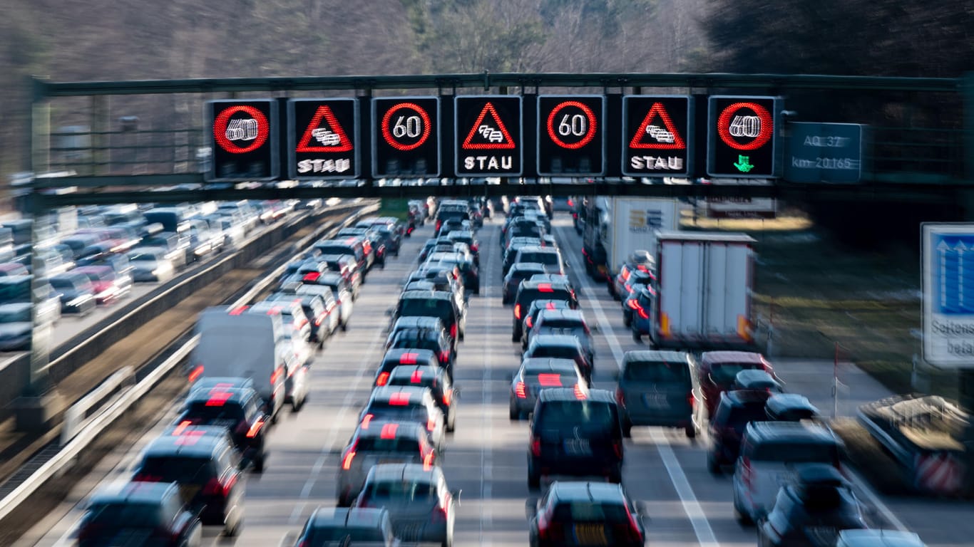 Stau auf einer Autobahn: Auf der A4 kommt es zu Verzögerungen in Fahrtrichtung Olpe.