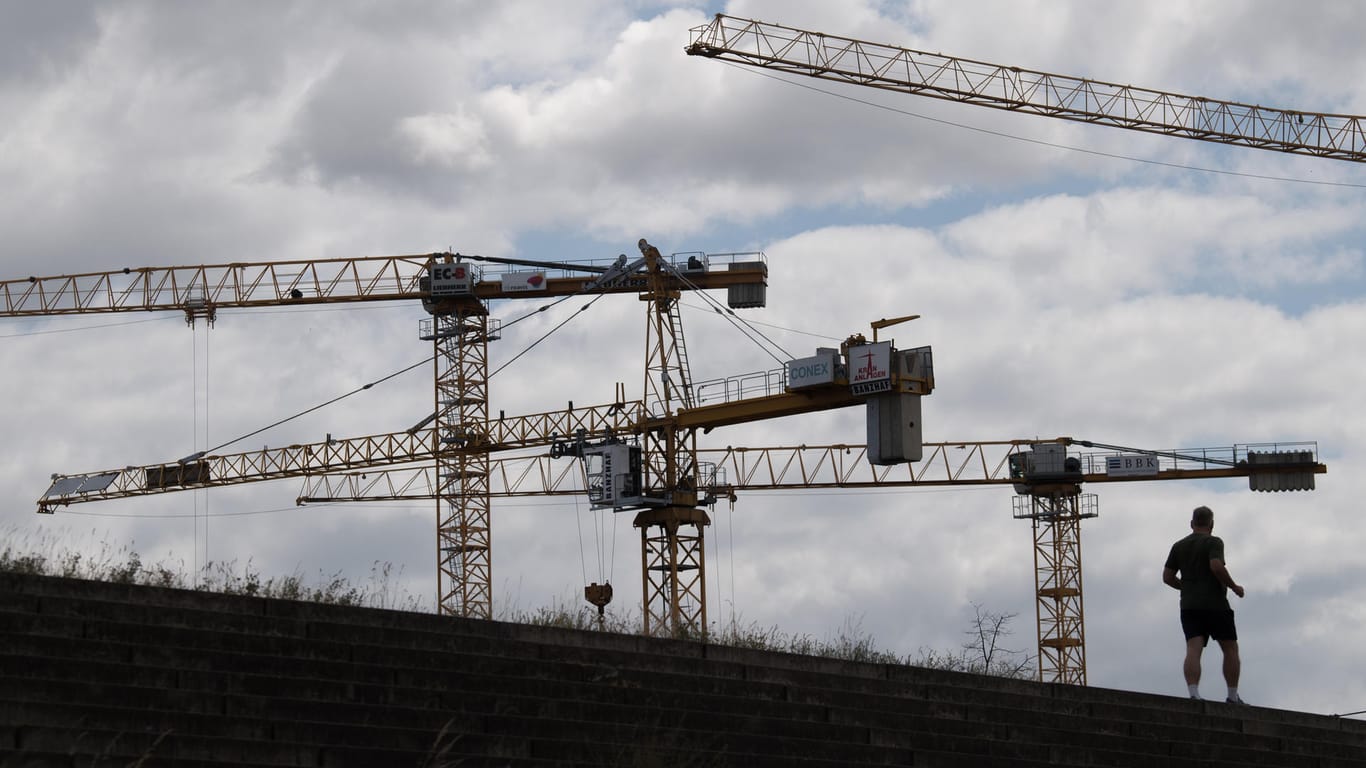 Baukräne auf einer Baustelle: Die Baubranche leidet unter einem Auftragsrückgang.