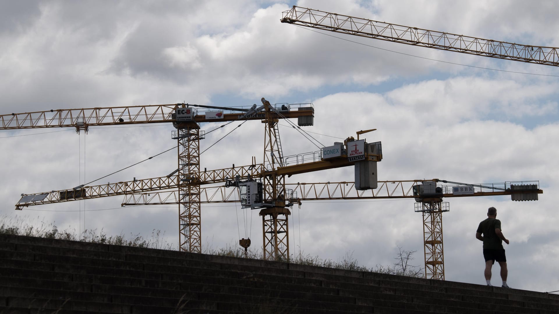 Baukräne auf einer Baustelle: Die Baubranche leidet unter einem Auftragsrückgang. Baukräne auf einer Baustelle: Die Baubranche leidet unter einem Auftragsrückgang.