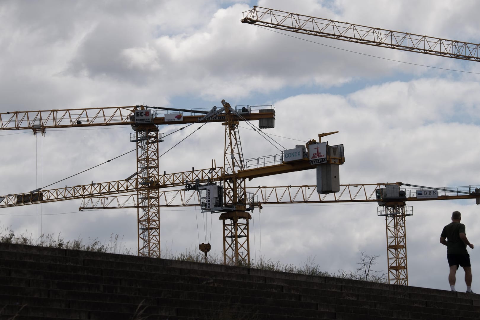 Baukräne auf einer Baustelle: Die Baubranche leidet unter einem Auftragsrückgang. Baukräne auf einer Baustelle: Die Baubranche leidet unter einem Auftragsrückgang.