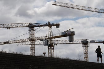 Baukräne auf einer Baustelle: Die Baubranche leidet unter einem Auftragsrückgang.