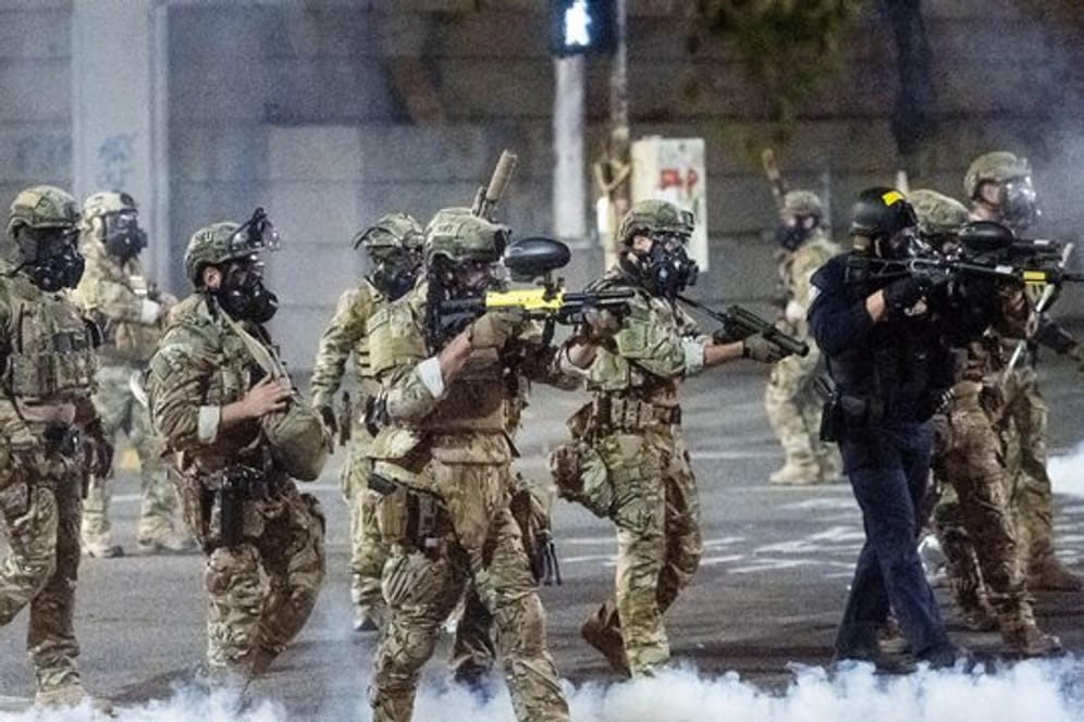 Bundespolizisten treiben in Portland Demonstranten von "Black Lives Matter" auseinander.