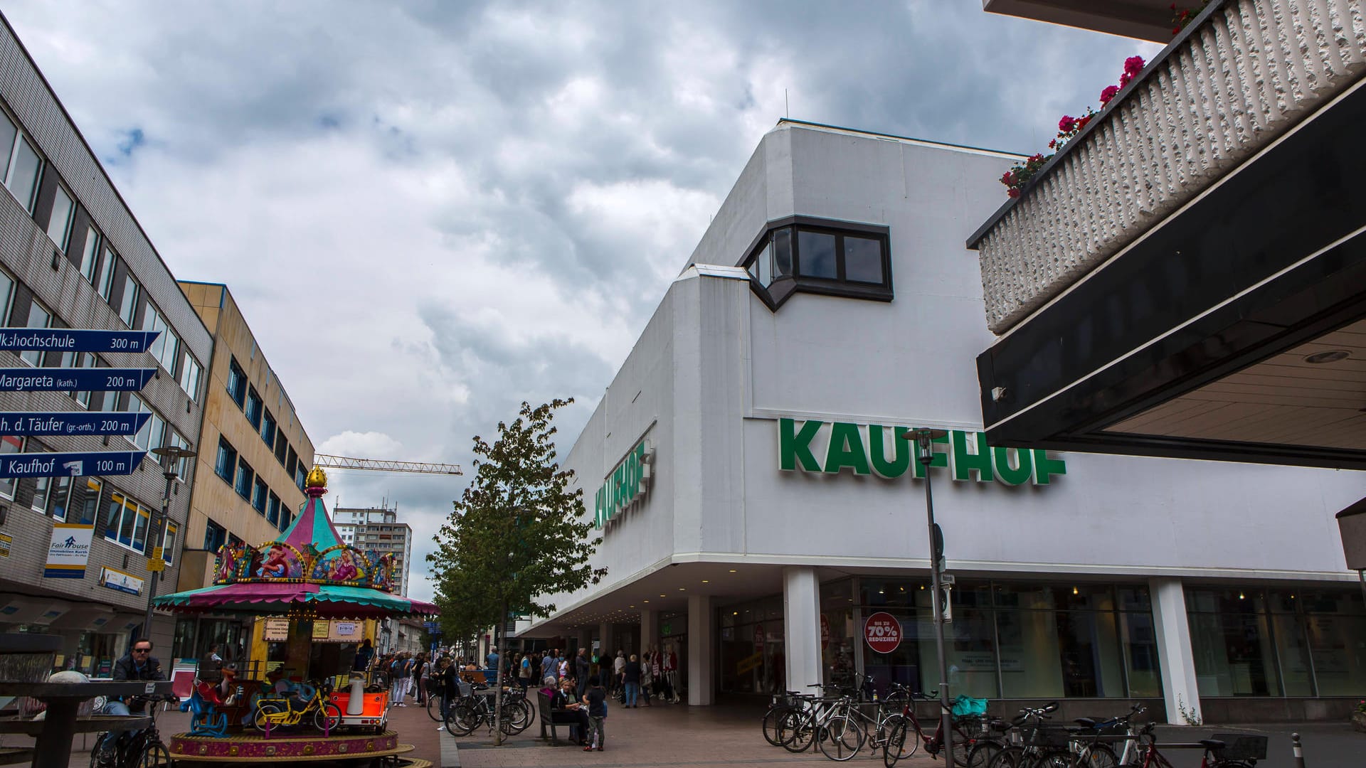 Filiale von Galeria Karstadt Kaufhof in Brühl: Die Filiale soll geschlossen werden. Vielerorts hat das auch Auswirkungen auf umliegende Geschäfte.