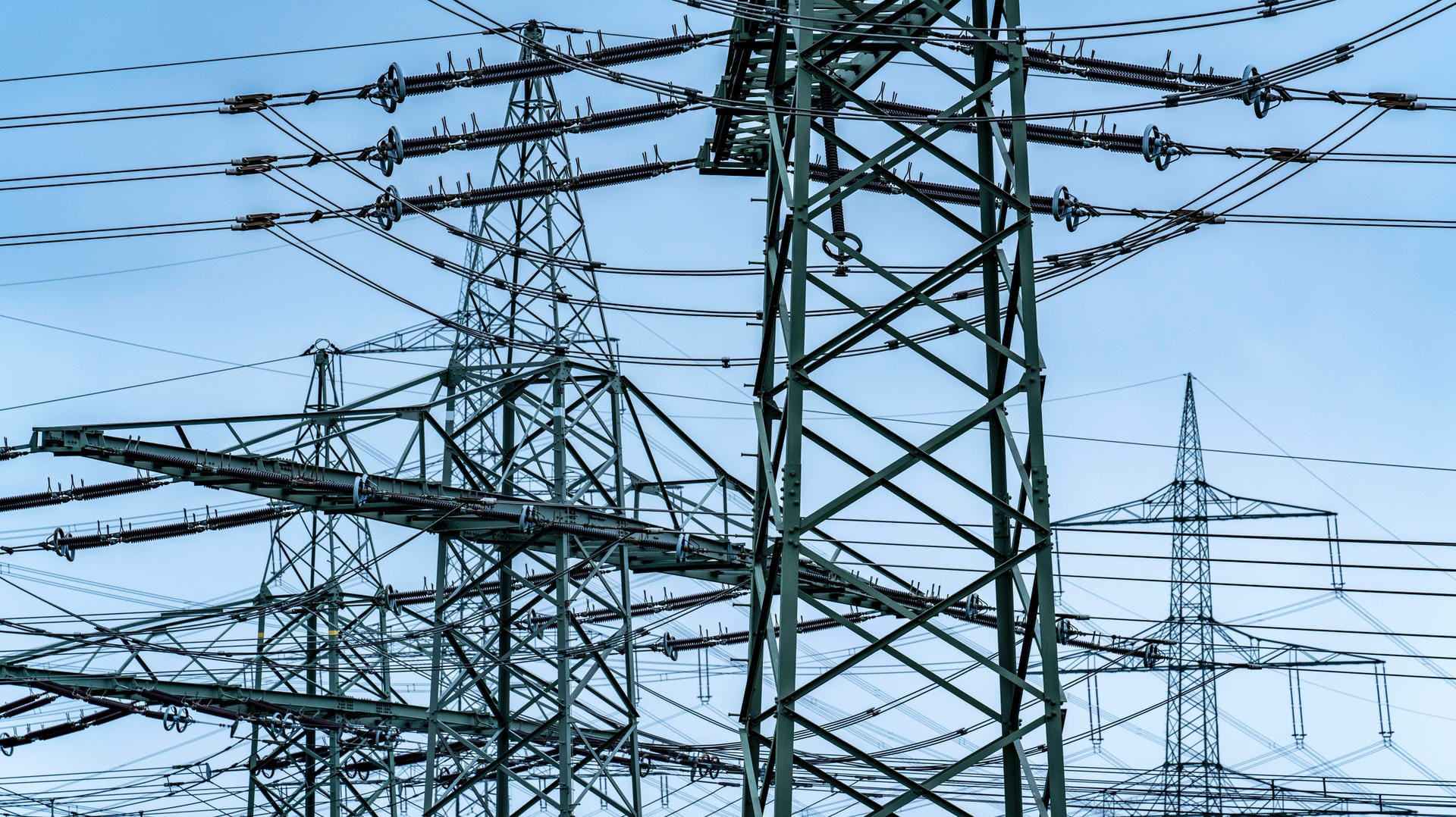 Stromleitungen (Symbolblild): In Hagen ist es zu einem größeren Stromausfall gekommen.