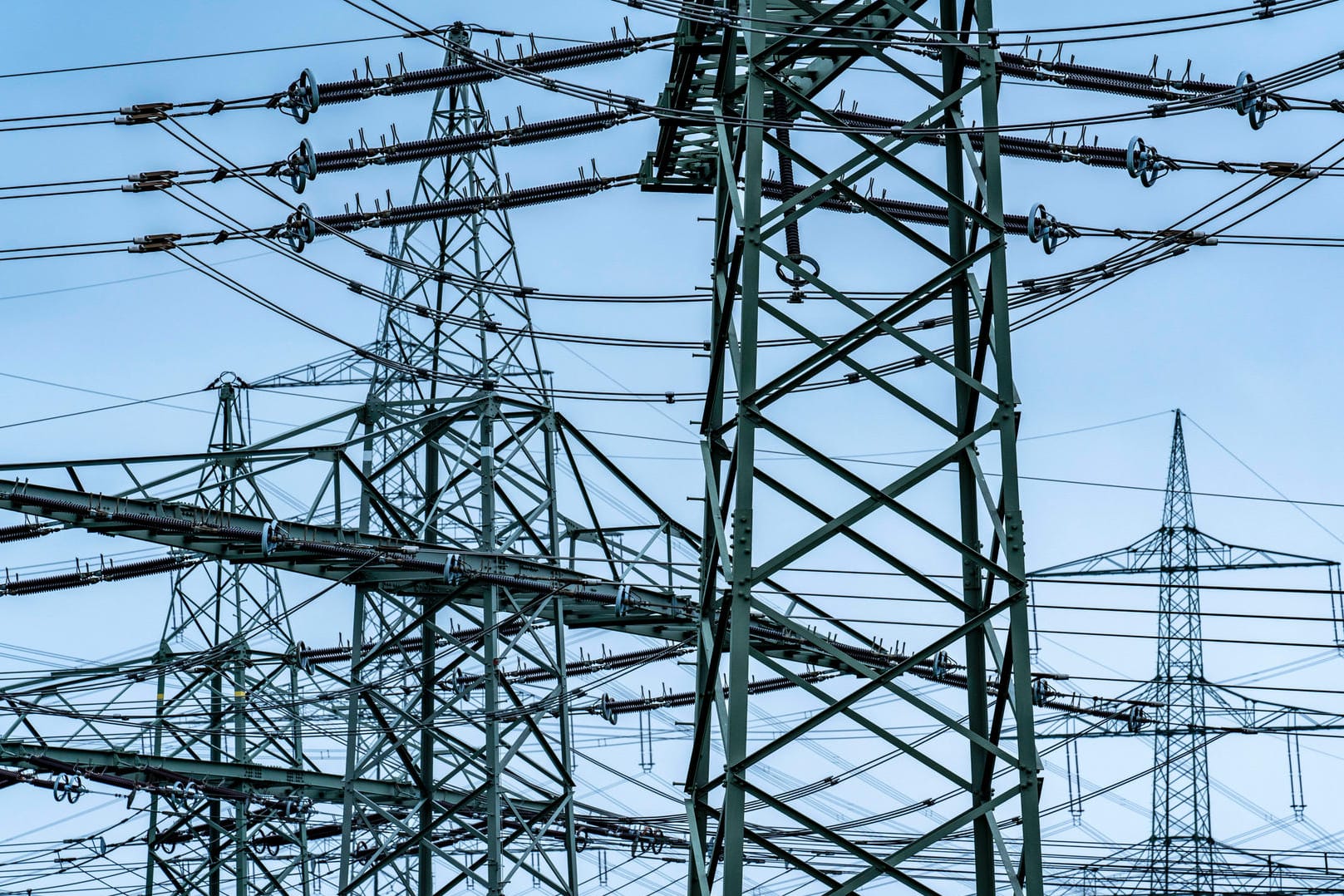 Stromleitungen (Symbolblild): In Hagen ist es zu einem größeren Stromausfall gekommen.