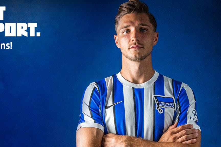 Blau-weiß gestreift mit großem Hertha-Logo: So werben die Berliner auf der Plattform Twitter für das neue Trikot.