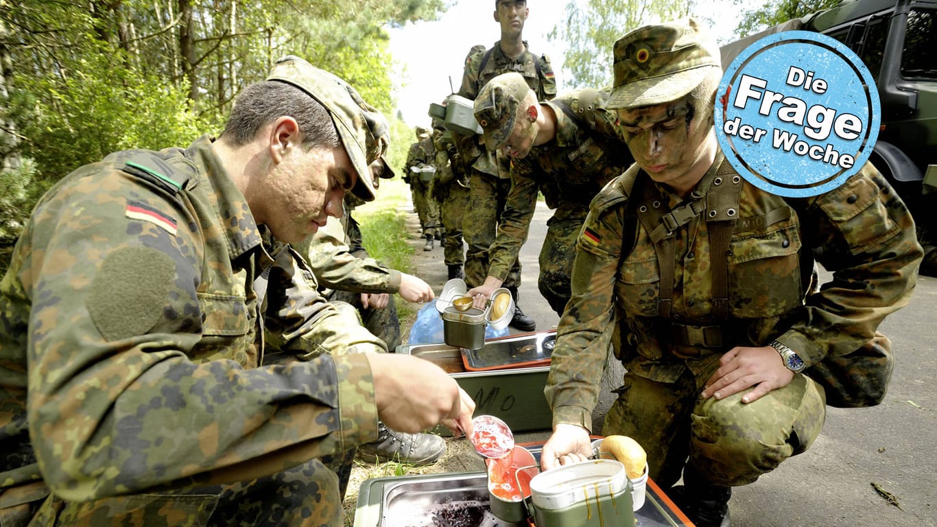 Pause, Essensausgabe: Freiwillige Wehrdienstleistende während ihrer Ausbildung bei der Bundeswehr.