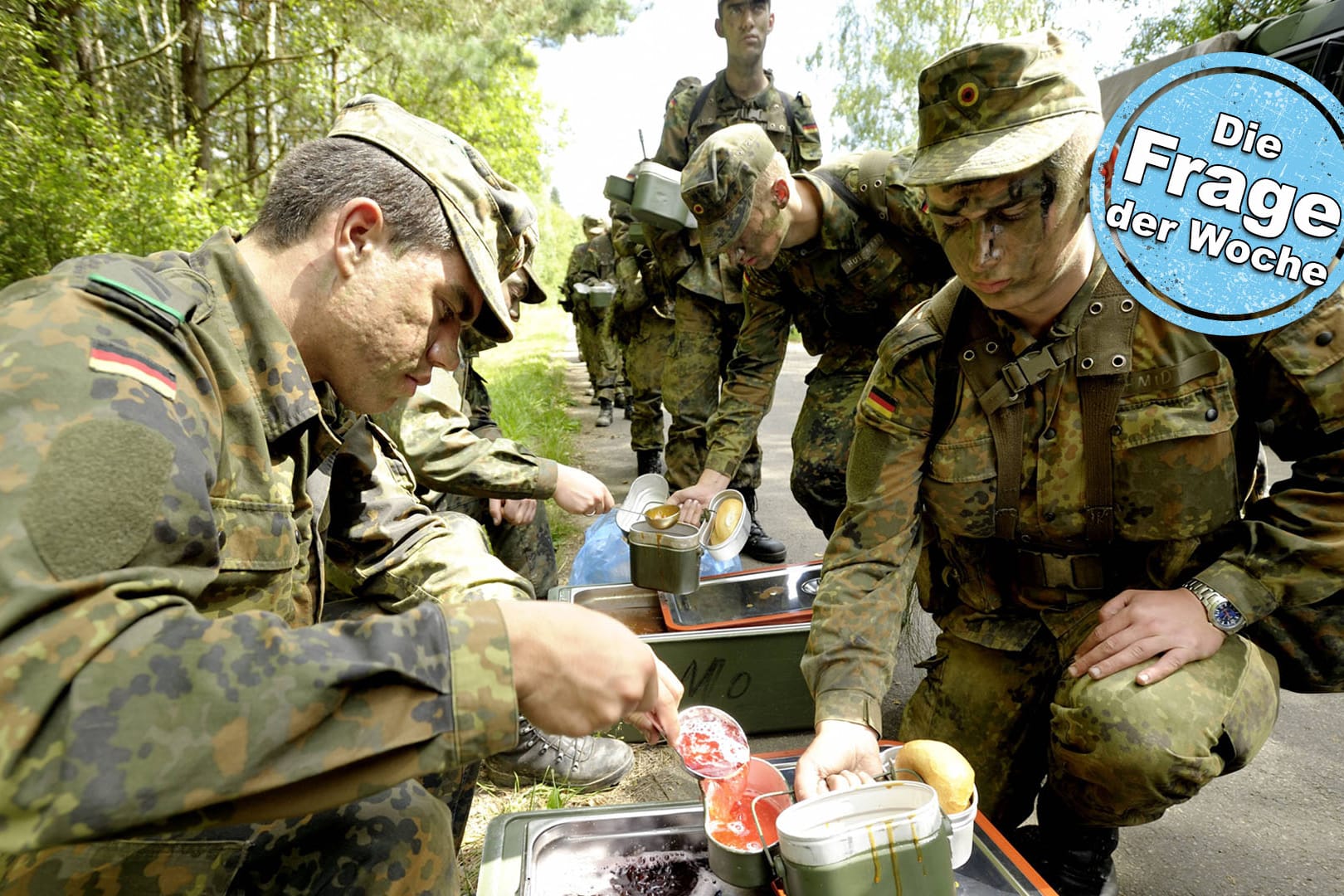 Pause, Essensausgabe: Freiwillige Wehrdienstleistende während ihrer Ausbildung bei der Bundeswehr.