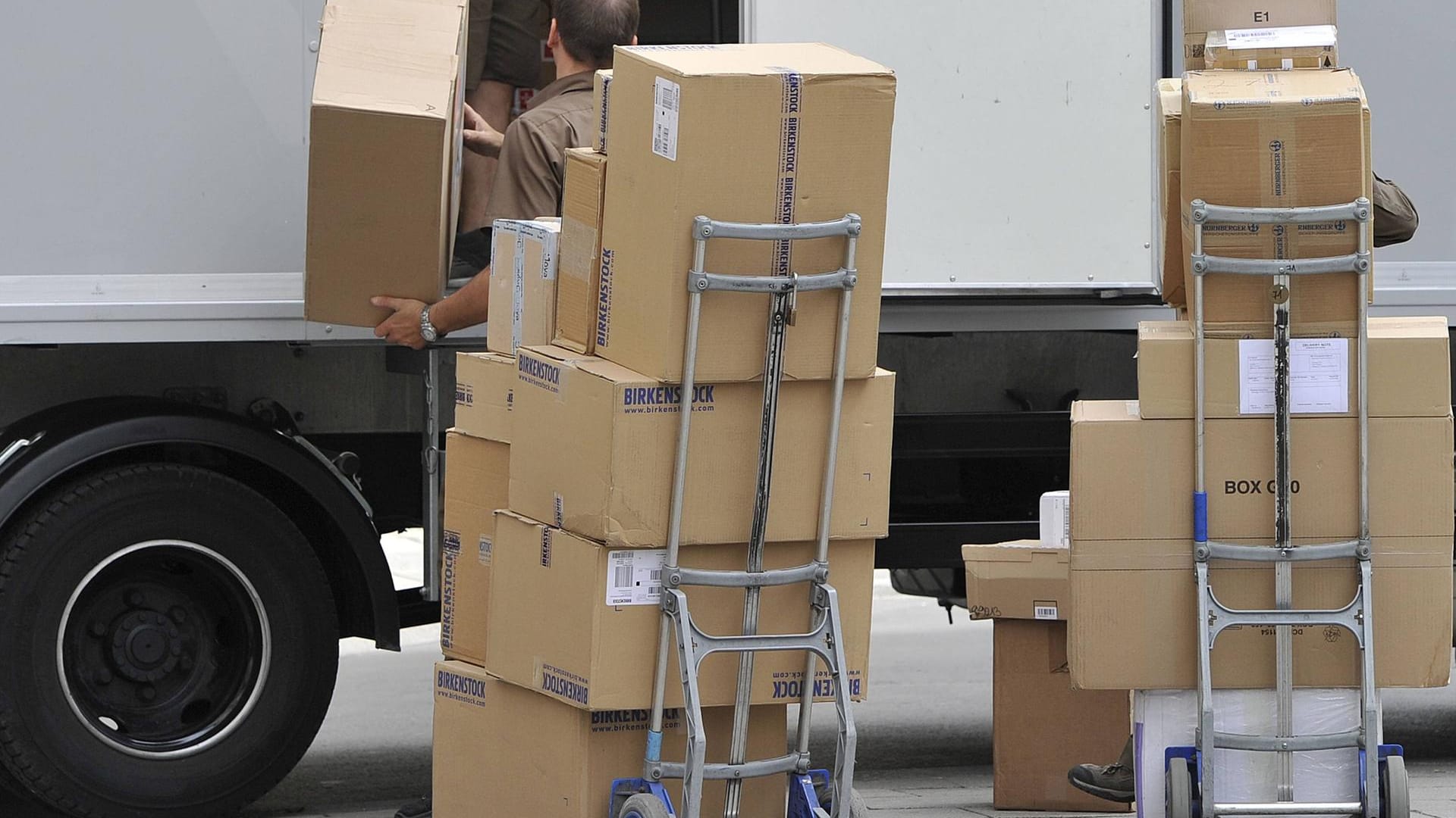 Ein Paketbote lädt Päckchen aus einem Lkw (Symbolbild): In der Nähe von Erfurt wurde ein betrunkener Paketauslieferer gestoppt.