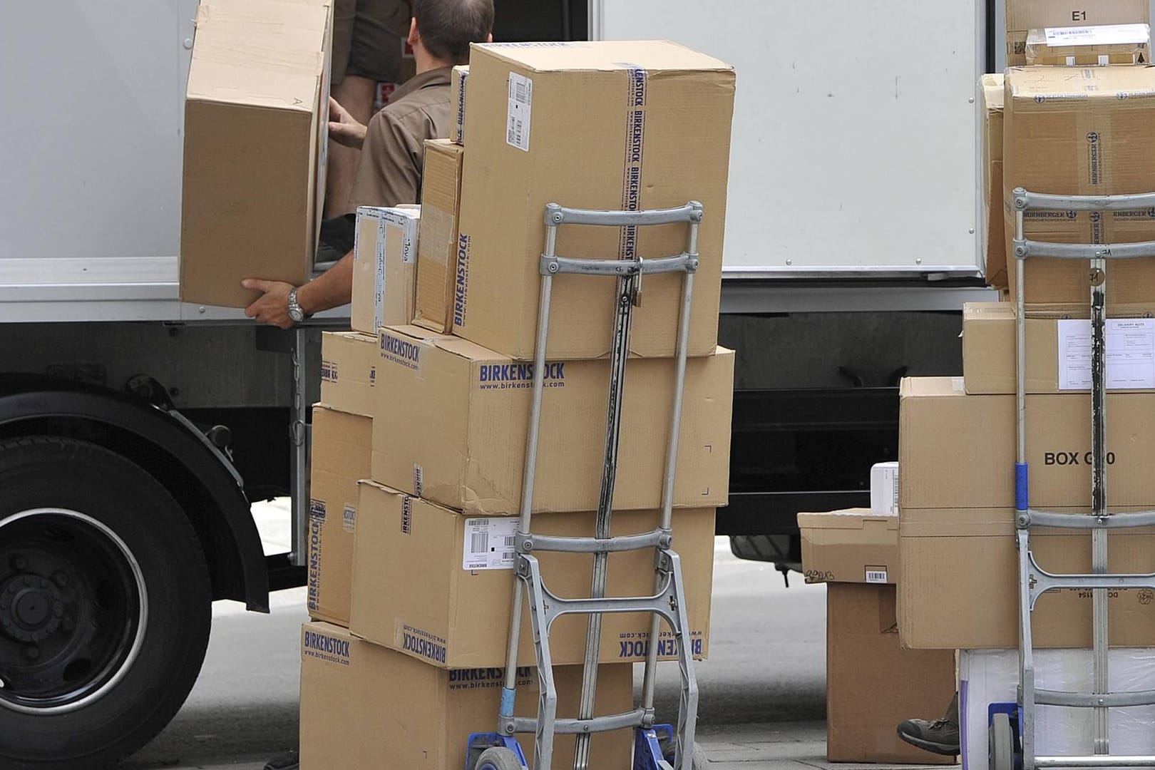 Ein Paketbote lädt Päckchen aus einem Lkw (Symbolbild): In der Nähe von Erfurt wurde ein betrunkener Paketauslieferer gestoppt.