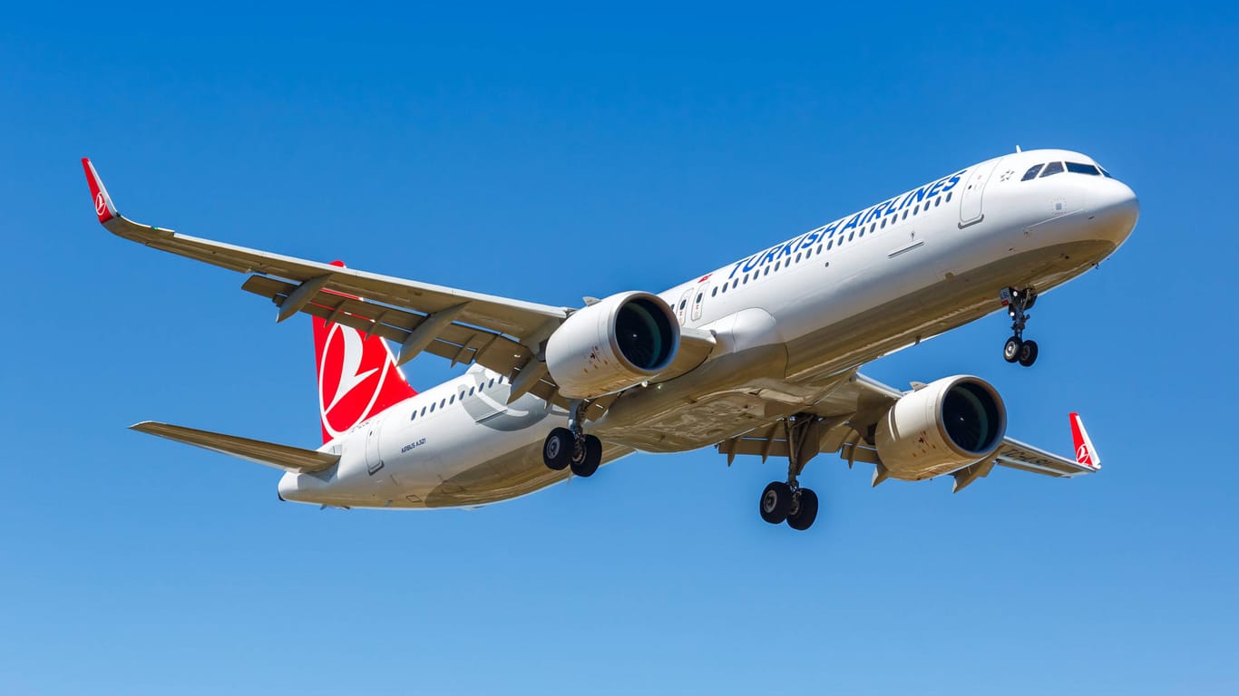 Ein Flugzeug der Turkish Airlines (Symbolbild): Die Türkei gilt als Corona-Risikogebiet.