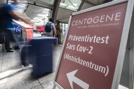 Passagiere gehen am Flughafen Frankfurt am "Flughafen-Corona-Test"-Zentrum vorbei: Insgesamt rund 30.000 Menschen ließen sich hier bereits testen.