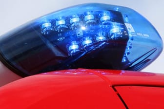 Ein leuchtendes LED-Blaulicht der Feuerwehr: In einem Weiher bei Hamburg ist ein Mann verunglückt.