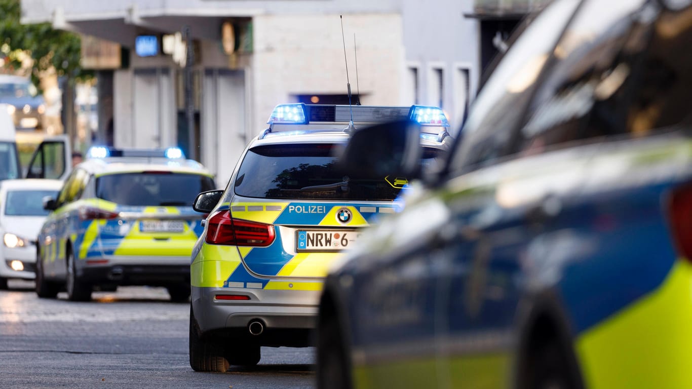 Polizeiwagen bei einem Einsatz in Köln (Symbolbild): Bei zwei Einsätzen sind in Köln Polizisten verletzt worden.