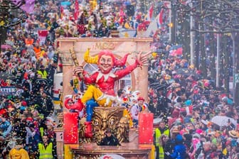 Der Wagen des Mainzer Carneval Club (MCC) fährt durch die Innenstadt: Die Stadt will trotz der Corona-Pandemie 2021 Fastnacht feiern.