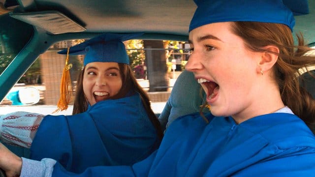 Beanie Feldstein (l) als Molly und Kaitlyn Dever als Amy in eine Szene der Komödie "Booksmart".