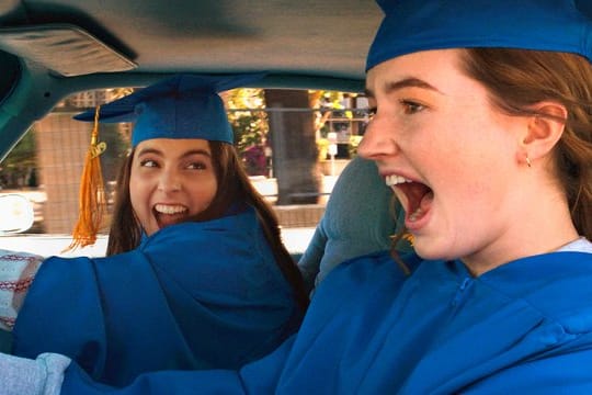 Beanie Feldstein (l) als Molly und Kaitlyn Dever als Amy in eine Szene der Komödie "Booksmart".