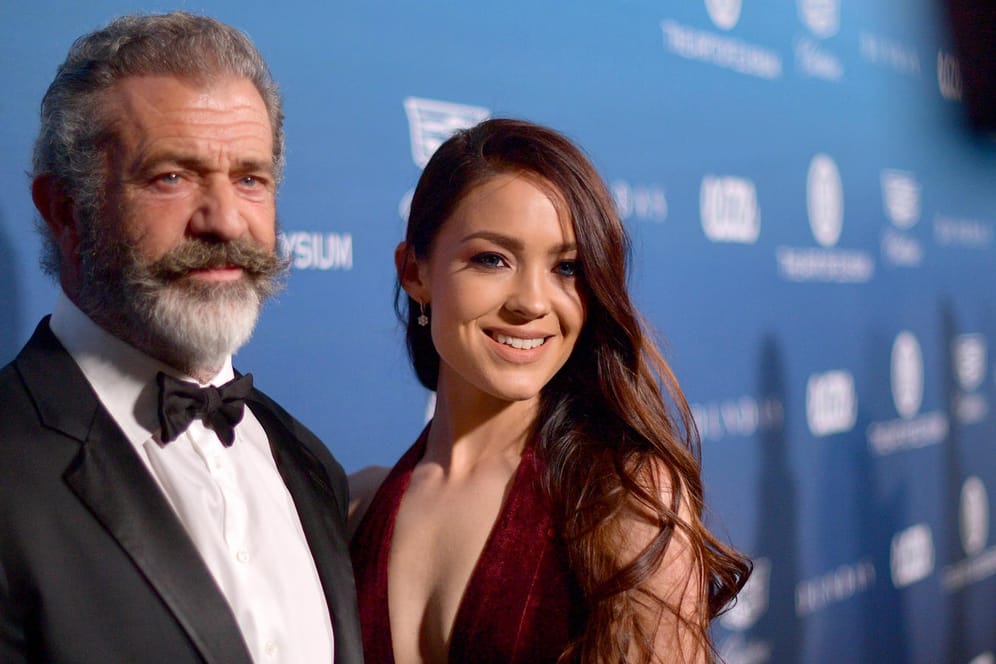 Mel Gibson und seine Freundin Rosalind Ross: Der Hollywoodstar hat nun bekanntgegeben, im April dieses Jahres an Covid-19 erkrankt zu sein.