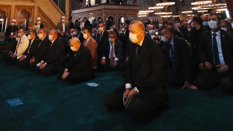In der ersten Reihe: Der türkische Präsident Recep Tayyip Erdogan nimmt am ersten Gebet in der Hagia Sophia nach ihrer Wiederumwidmung zur Moschee teil.