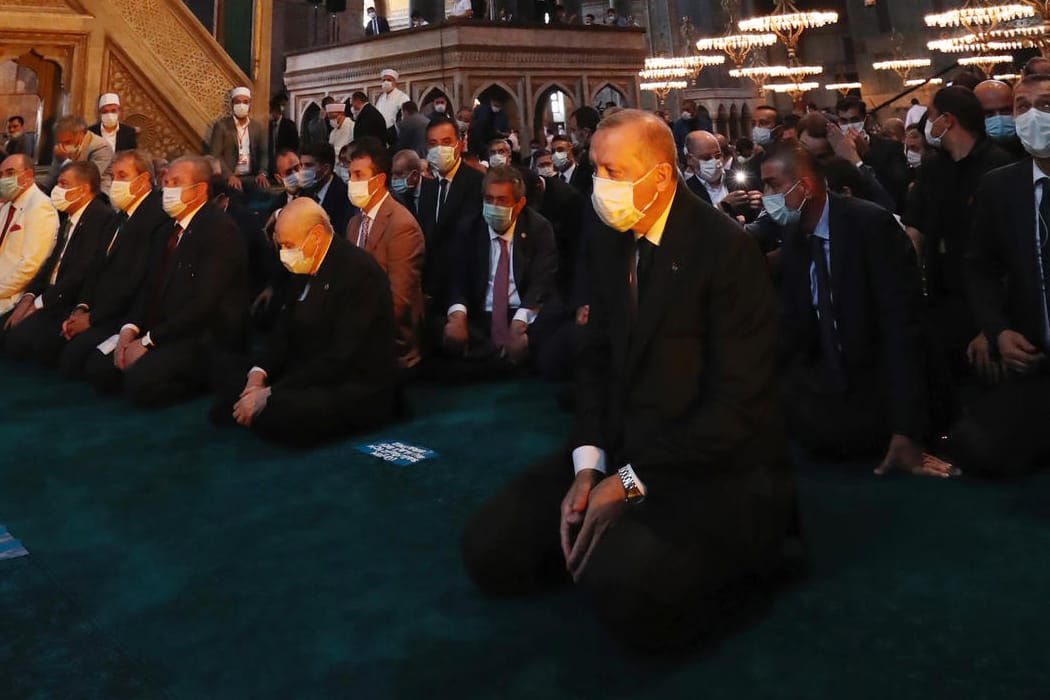 In der ersten Reihe: Der türkische Präsident Recep Tayyip Erdogan nimmt am ersten Gebet in der Hagia Sophia nach ihrer Wiederumwidmung zur Moschee teil.
