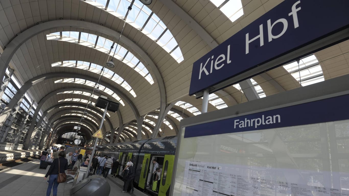 Überdachte Bahnsteige im Kieler Hauptbahnhof: In einem Imbiss im Bahnhof hatten Gäste falsche Namen wie Mickymaus angegeben.