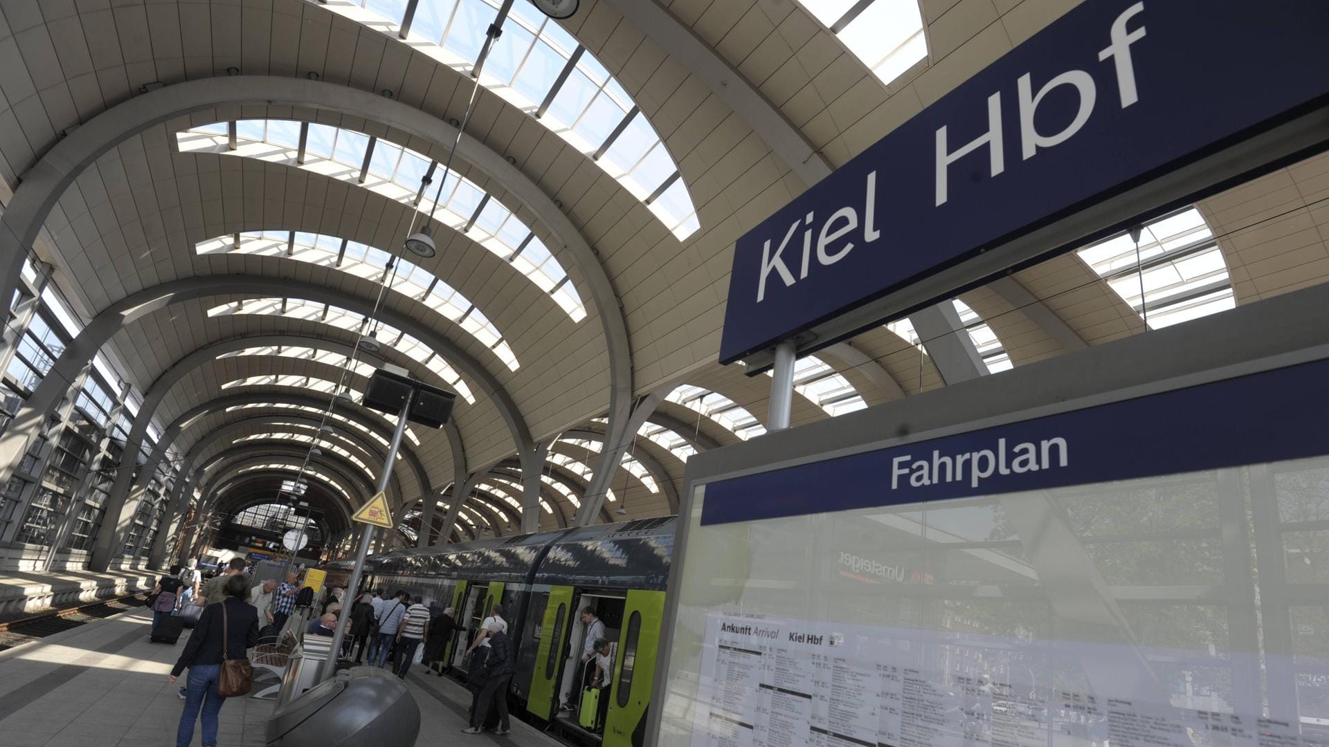 Überdachte Bahnsteige im Kieler Hauptbahnhof.