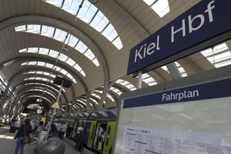 Überdachte Bahnsteige im Kieler Hauptbahnhof: In einem Imbiss im Bahnhof hatten Gäste falsche Namen wie Mickymaus angegeben.