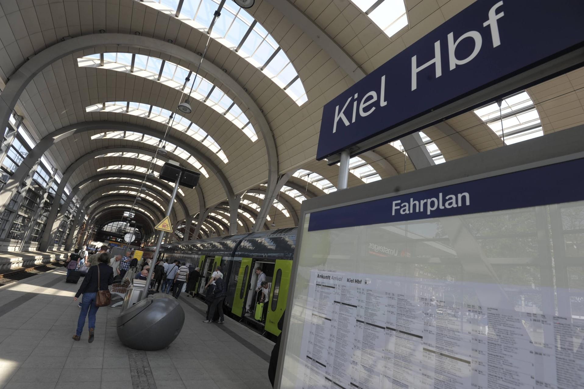 Überdachte Bahnsteige im Kieler Hauptbahnhof.