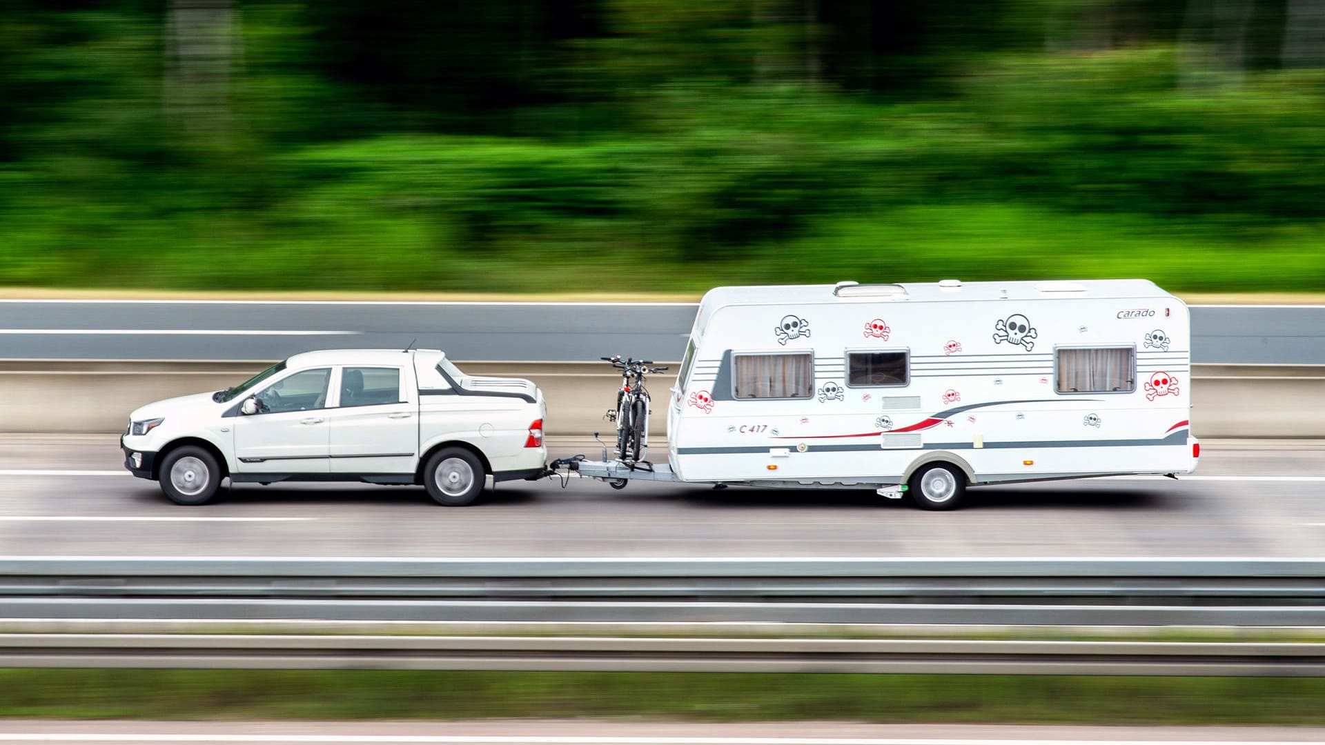 Long Vehicle: Ein Pkw-Wohnanhänger-Gespann verhält sich laut dem ADAC auf der Straße wie ein "kleiner Lastzug".