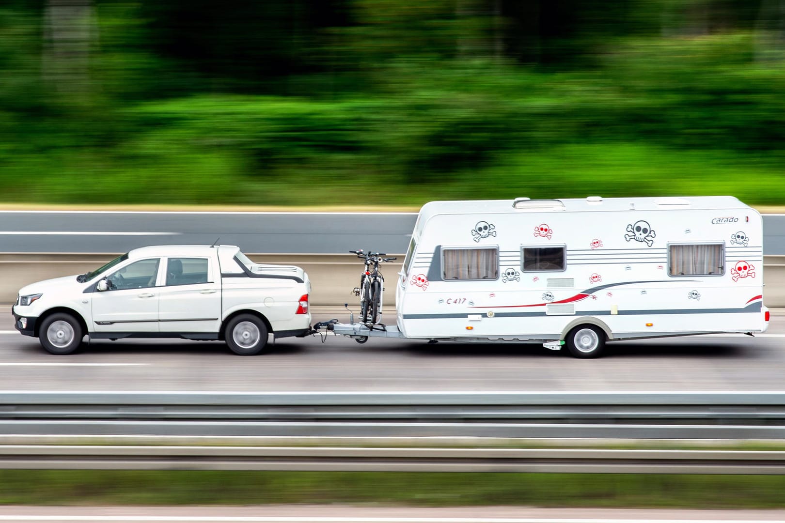 Long Vehicle: Ein Pkw-Wohnanhänger-Gespann verhält sich laut dem ADAC auf der Straße wie ein "kleiner Lastzug".