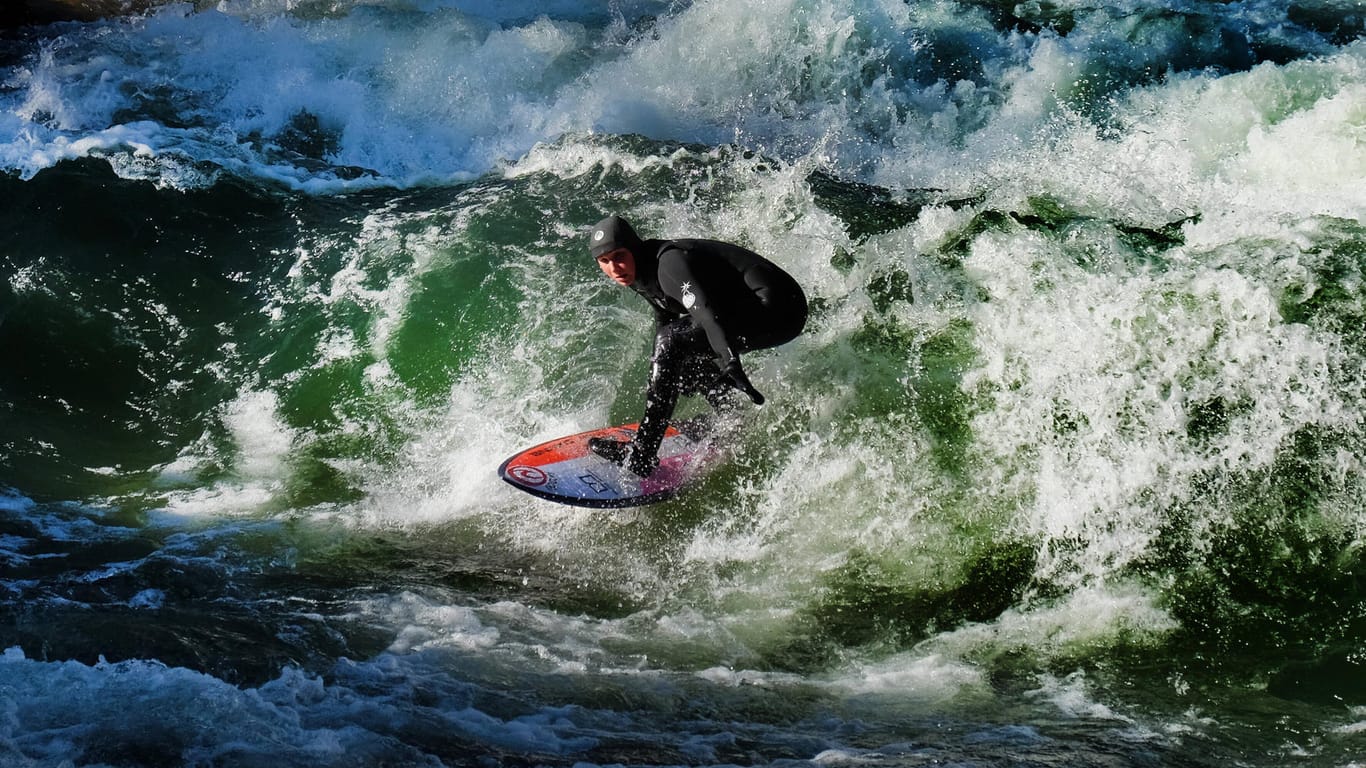 Ein Surfer auf dem Münchner Eisbach im Englischen Garten: Auch in Nürnberg soll eine Surf-Welle entstehen.