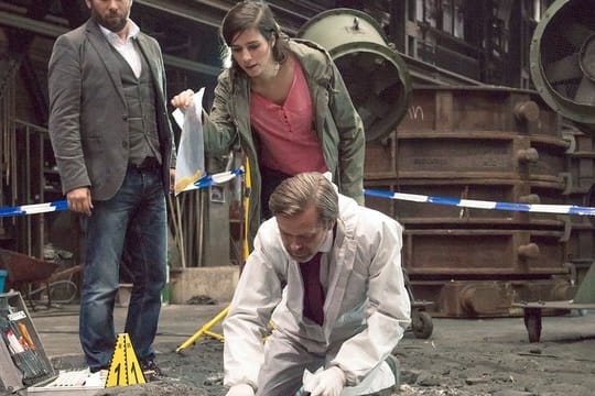 Lessing (Christian Ulmen) und Kira Dorn (Nora Tschirner) mit dem Beamten Johann Ganser (Matthias Matschke) am Fundort der Leiche.