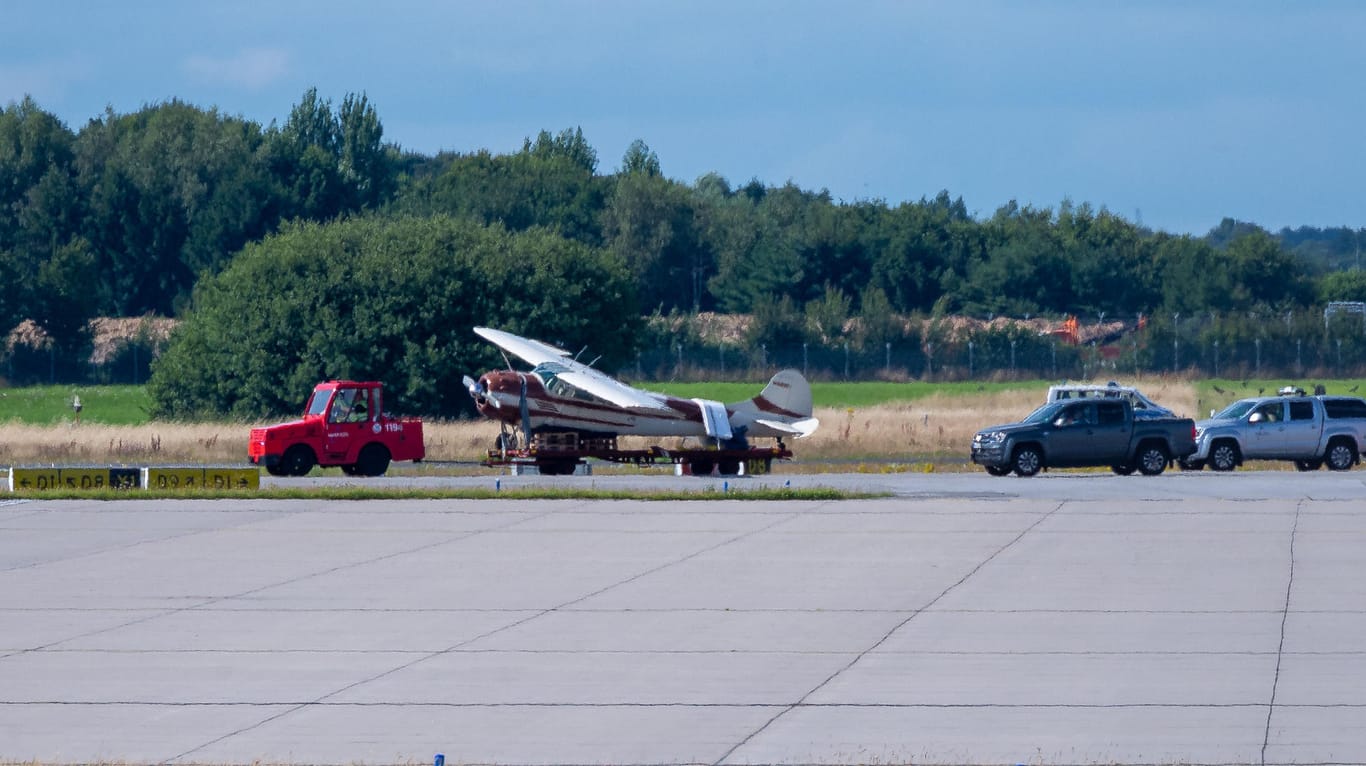 Ein verunfalltes Kleinflugzeug wird auf einem Anhänger abtransportiert: Es ist von der Landebahn des Hamburger Airports abgekommen.