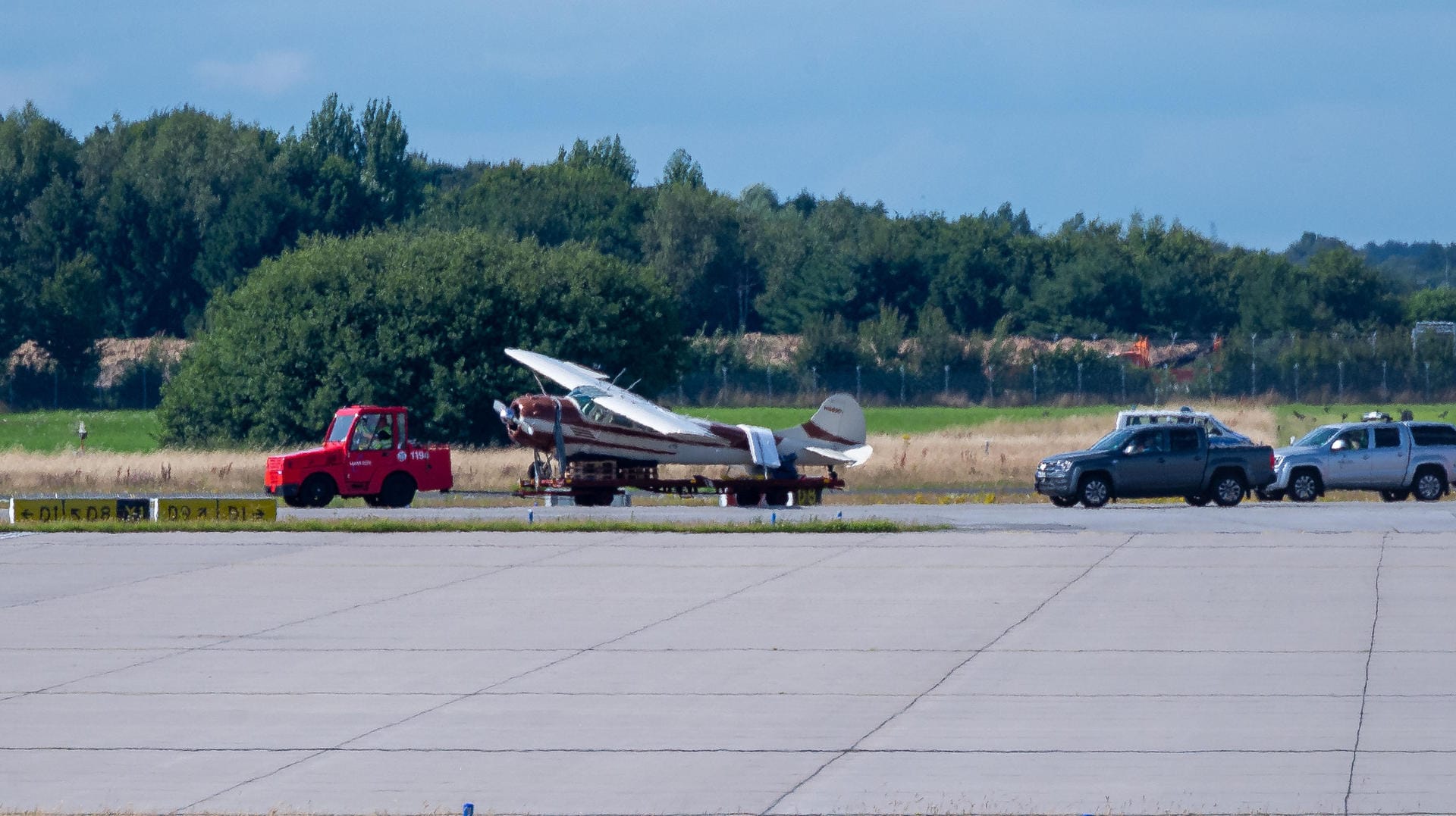 Ein verunfalltes Kleinflugzeug wird auf einem Anhänger abtransportiert: Es ist von der Landebahn des Hamburger Airports abgekommen. Ein verunfalltes Kleinflugzeug wird auf einem Anhänger abtransportiert: Es ist von der Landebahn des Hamburger Airports abgekommen.