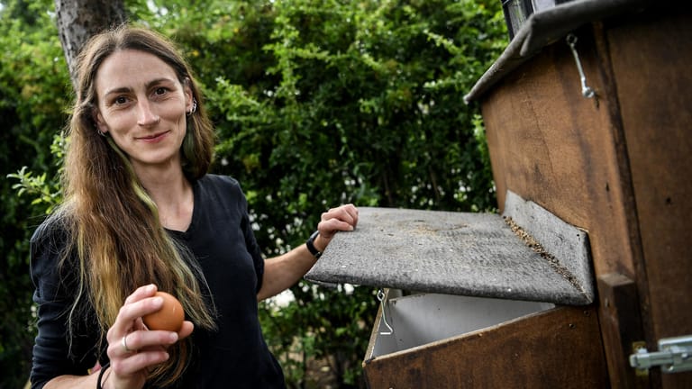 Legebox statt Supermarkt: Hühnerhalterin Vanessa Janßen holt ihre Eier aus dem Garten.