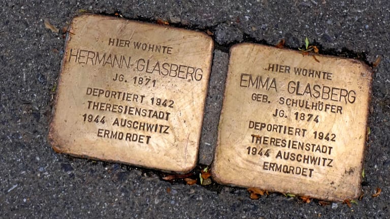 Stolpersteine: Die im Boden verlegten Gedenktafeln sollen an das Schicksal der Menschen erinnert werden, die in der Zeit des Nationalsozialismus ermordet wurden.