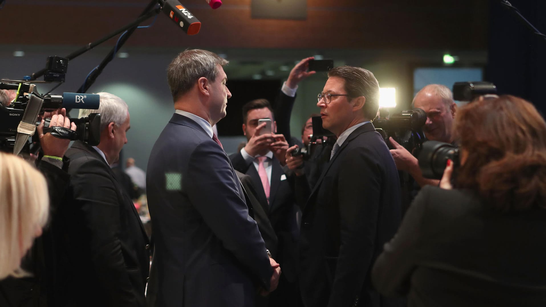 Der Parteichef und sein strauchelnder Minister: Markus Söder spricht mit Andreas Scheuer vor einer Gruppe von Journalisten.