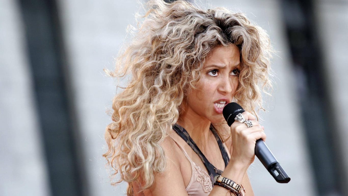 Shakira: Die 43-jährige Sängerin hat ihre Anwälte auf den deutschen Rapper Samra angesetzt.
