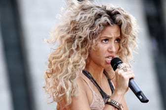 Shakira: Die 43-jährige Sängerin hat ihre Anwälte auf den deutschen Rapper Samra angesetzt.