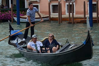 Ein Gondoliere fährt Passagiere durch die Lagunenstadt (Archivbild): In Venedig wird künftig die Zahl der Personen an Bord der Boote beschränkt.