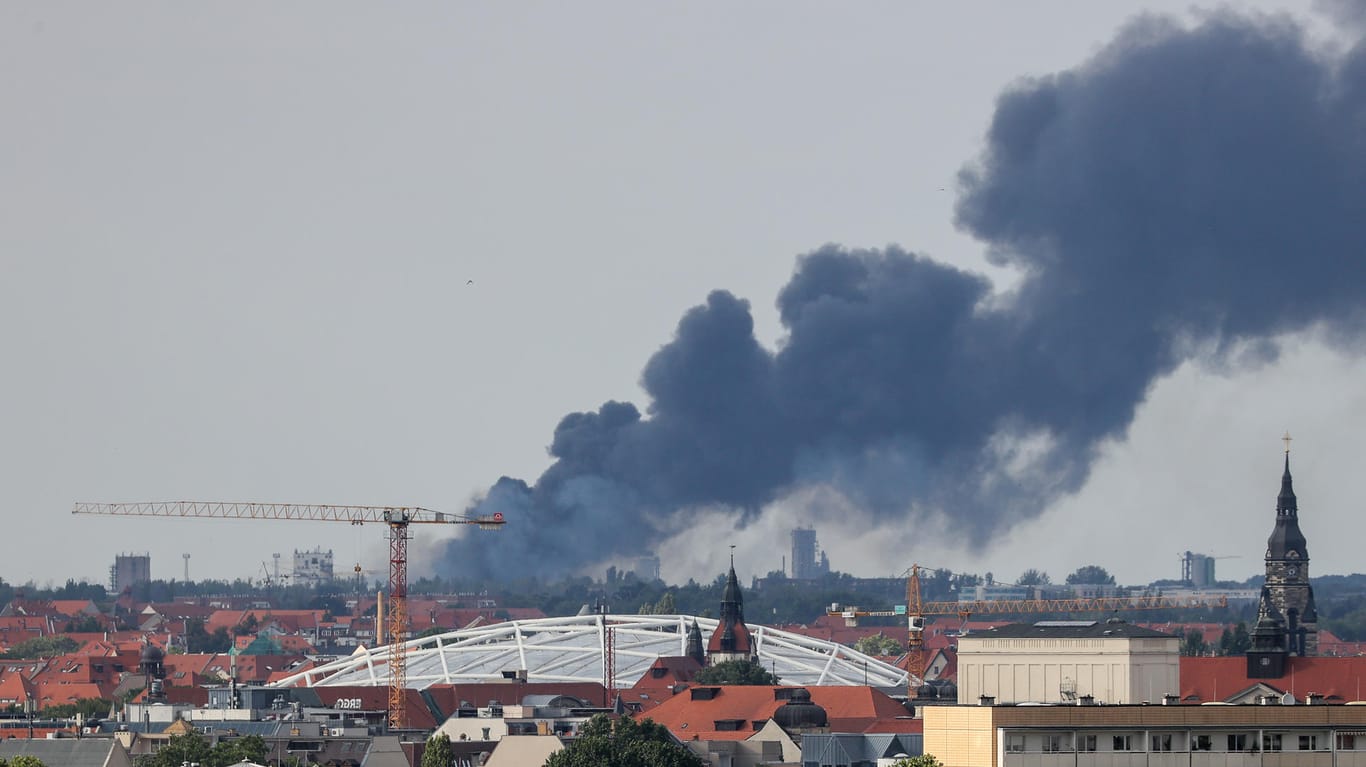 Rauchwolke über Leipzig: Im Norden der Stadt ist ein Großbrand ausgebrochen.