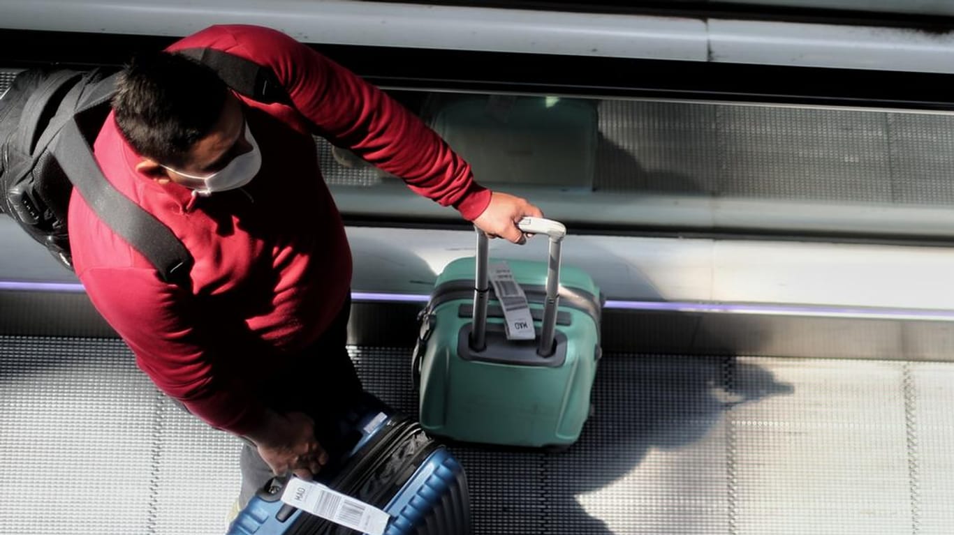 Reisender am Flughafen (Symbolbild): Auslands-Urlauber sollen sich – zunächst freiwillig – kostenfrei testen lassen können.