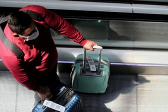 Reisender am Flughafen (Symbolbild): Auslands-Urlauber sollen sich – zunächst freiwillig – kostenfrei testen lassen können.