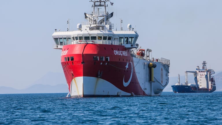 Das türkische Forschungsschiff "Oruc Reis" ankert vor der Küste Antalyas im Mittelmeer: Griechenland hatte in den vergangenen Monaten die Türkei davor gewarnt, Schiffe zur Suche nach Erdgas in die Region zu entsenden.