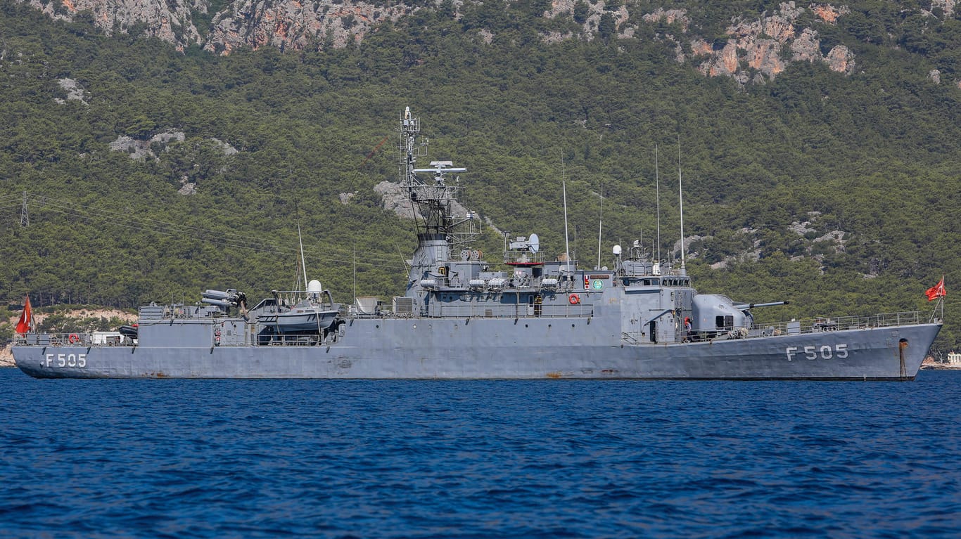 Ein Militärschiff der türkischen Marine in der Nähe des Forschungsschiffs "Oruc Reis": Nach wie vor befänden sich zahlreiche Schiffe der türkischen Kriegsmarine in der Ägäis und im östlichen Mittelmeer, sagte ein Offizier der griechischen Küstenwache.