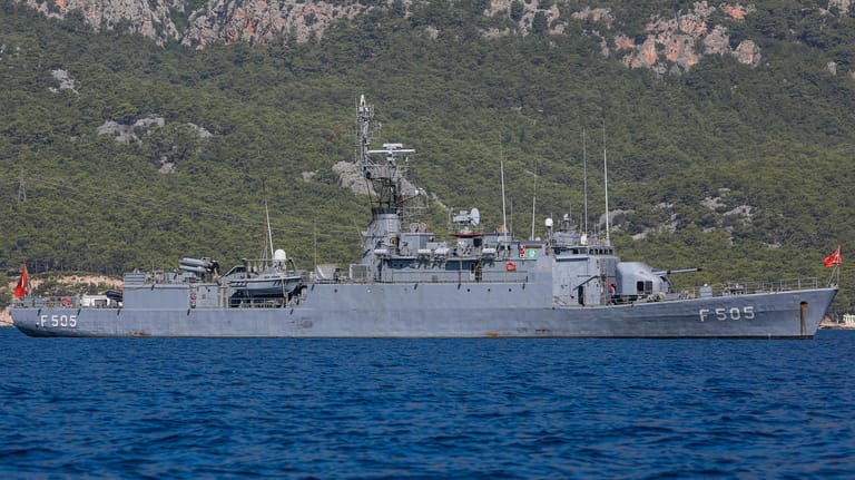Ein Militärschiff der türkischen Marine in der Nähe des Forschungsschiffs "Oruc Reis": Nach wie vor befänden sich zahlreiche Schiffe der türkischen Kriegsmarine in der Ägäis und im östlichen Mittelmeer, sagte ein Offizier der griechischen Küstenwache.