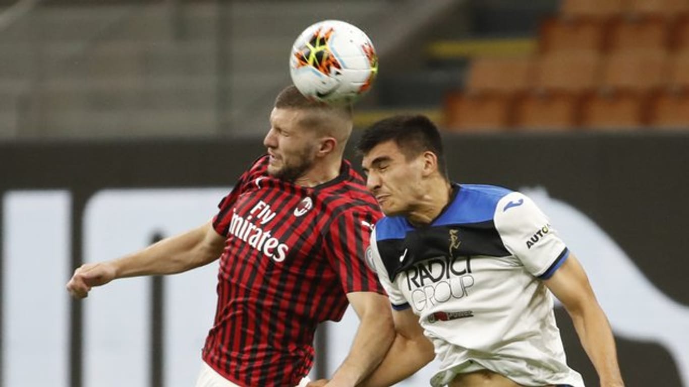 Milan-Stürmer Ante Rebic (l) im Kopfballduell mit Atalantas Bosko Sutalo.