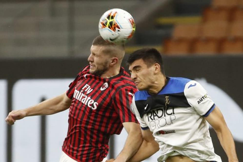 Milan-Stürmer Ante Rebic (l) im Kopfballduell mit Atalantas Bosko Sutalo.